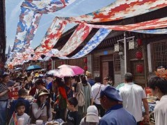 四川富顺赵化镇“千人坝坝宴”吸引游客“尝鲜” 民俗盛宴穿越千年宋“潮”
